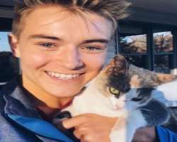 The star had a pet cat who went missing in late 2018. He also published the photograph of his cat on his Instagram.